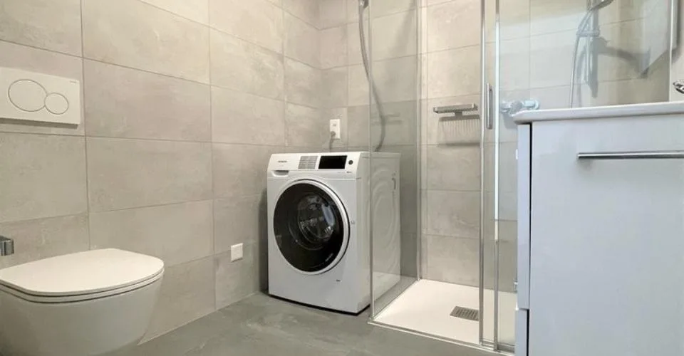Appartement moderne et lumineux de 3,5 pièces immergé dans le verdure à Pazzallo – photo 9 sur 12