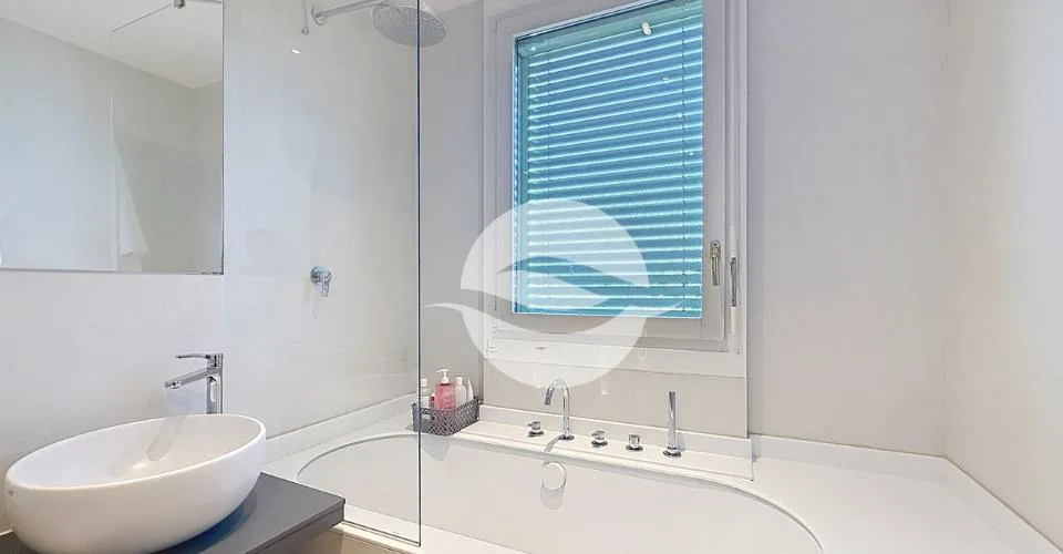 Sublime appartement, spacieux avec vue sur le lac et le jet d'eau! – photo 11 of 12