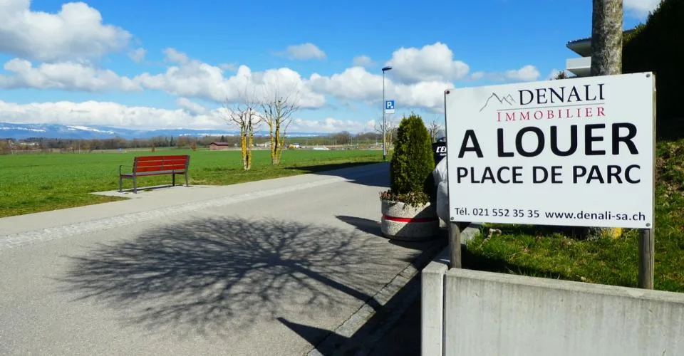 Places de parc extérieures – photo 2 of 2