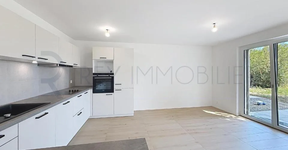 Triplex neuf dans villa avec terrasse et jardin