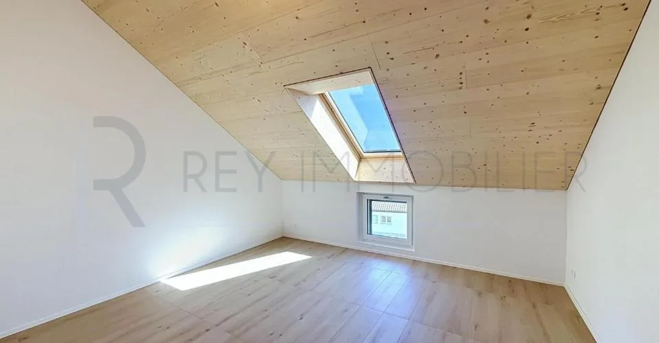 Triplex neuf dans villa avec terrasse et jardin