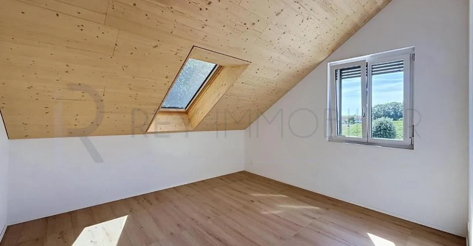 Triplex neuf dans villa avec terrasse et jardin