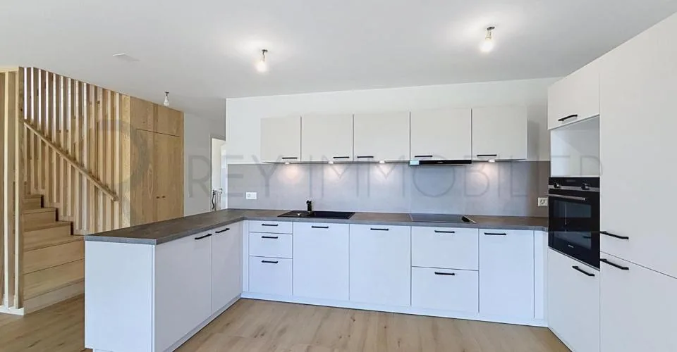 Triplex neuf dans villa avec terrasse et jardin