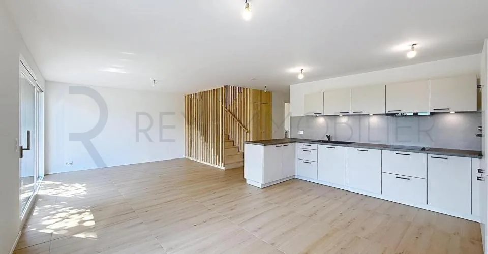 Triplex neuf dans villa avec terrasse et jardin