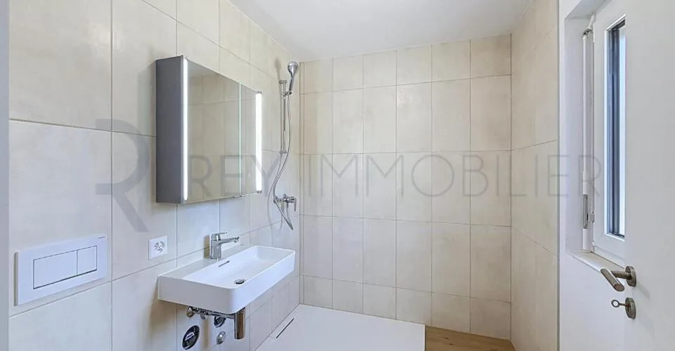 Triplex neuf dans villa avec terrasse et jardin