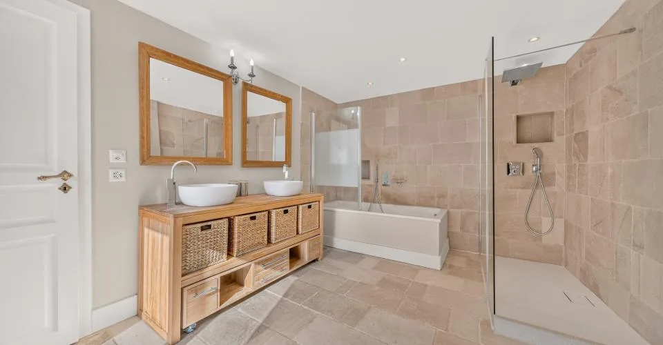 A beautiful renovated historic property in the heart of the village, just moments from Nyon – Foto 9 von 17