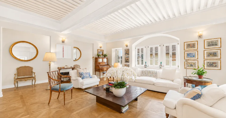 A beautiful renovated historic property in the heart of the village, just moments from Nyon – Foto 6 von 17