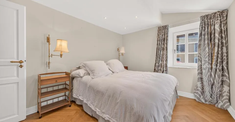 A beautiful renovated historic property in the heart of the village, just moments from Nyon – Foto 10 von 17