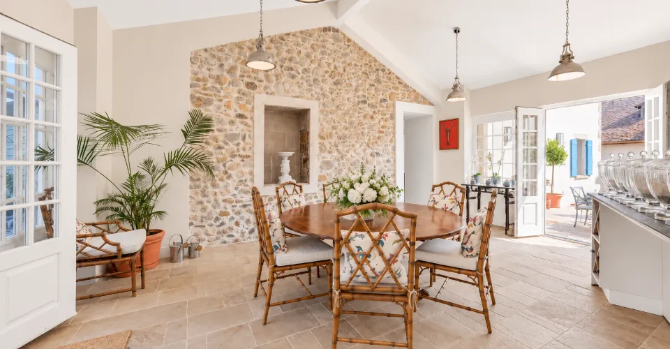 A beautiful renovated historic property in the heart of the village, just moments from Nyon – Foto 7 von 17