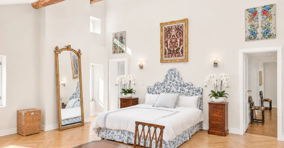 A beautiful renovated historic property in the heart of the village, just moments from Nyon – Foto 8 von 17