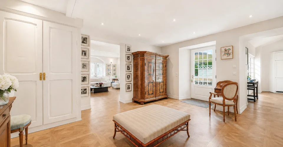 A beautiful renovated historic property in the heart of the village, just moments from Nyon – Foto 4 von 17