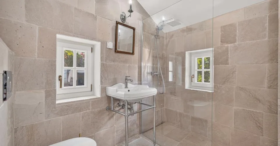 A beautiful renovated historic property in the heart of the village, just moments from Nyon – Foto 11 von 17