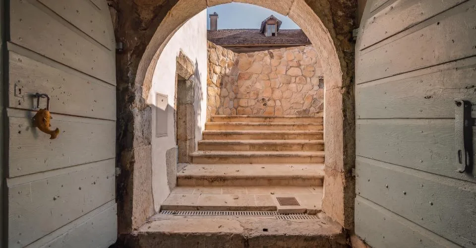 A beautiful renovated historic property in the heart of the village, just moments from Nyon – Foto 12 von 17