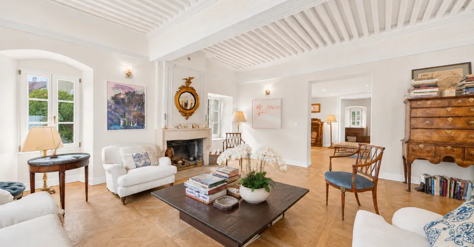 A beautiful renovated historic property in the heart of the village, just moments from Nyon – Foto 5 von 17