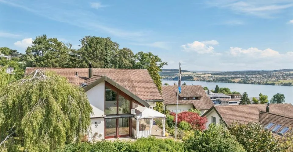 Architektonische Handschrift mit Seeblick – Foto 2 von 13