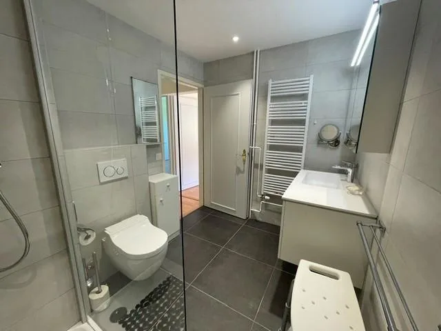 Spacieux appartement de 5 pièces traversant entouré de verdure – Foto 5 von 5