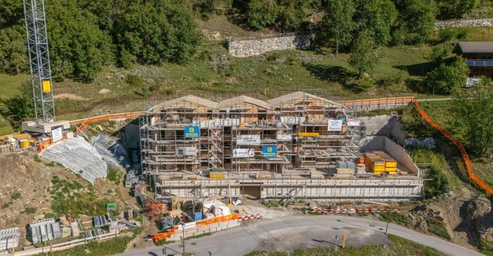 Exklusive Attikwohnung - Wohnen mit alpinem Charme im Tschäggättuhuis – Foto 2 von 10