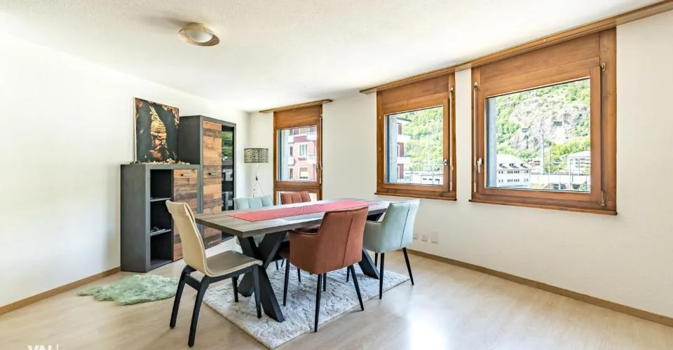 Äusserst zentral gelegene Wohnung mit zwei Balkonen und grosszügigem Lichteinfall