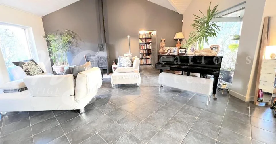 BELLA CASA INDIVIDUALE DI 250 m2 - INCANTEVOLE GIARDINO RECINTATO E ALBERATO - CALMO E 1100 m2