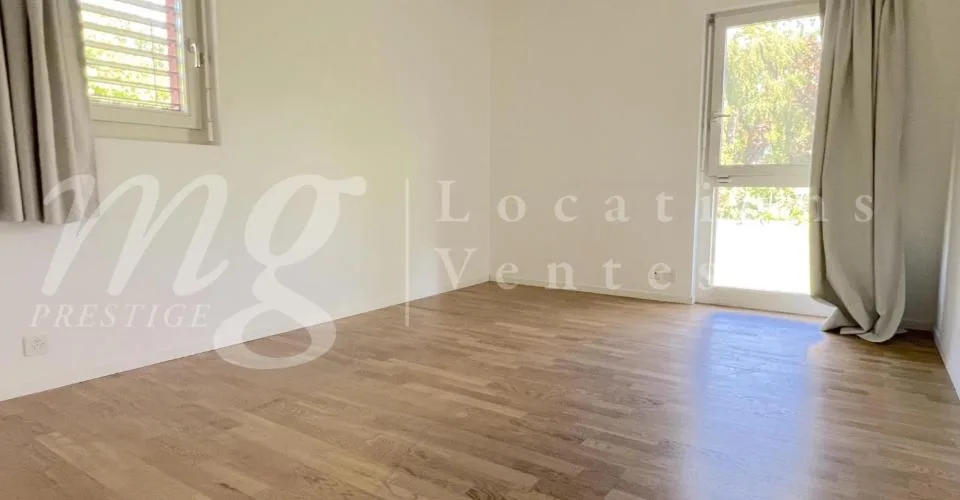 BELLA CASA INDIVIDUALE DI 250 m2 - INCANTEVOLE GIARDINO RECINTATO E ALBERATO - CALMO E 1100 m2