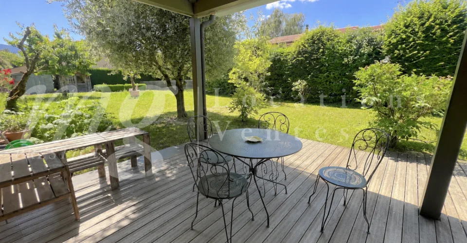 BELLA CASA INDIVIDUALE DI 250 m2 - INCANTEVOLE GIARDINO RECINTATO E ALBERATO - CALMO E 1100 m2