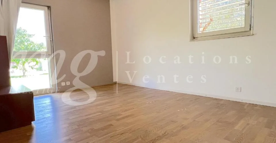 BELLA CASA INDIVIDUALE DI 250 m2 - INCANTEVOLE GIARDINO RECINTATO E ALBERATO - CALMO E 1100 m2