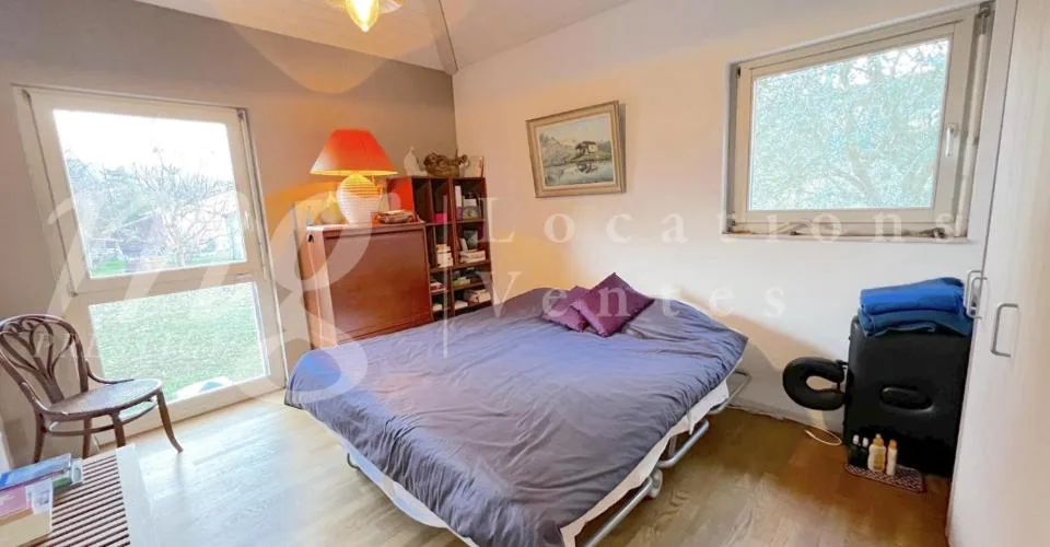 BELLA CASA INDIVIDUALE DI 250 m2 - INCANTEVOLE GIARDINO RECINTATO E ALBERATO - CALMO E 1100 m2
