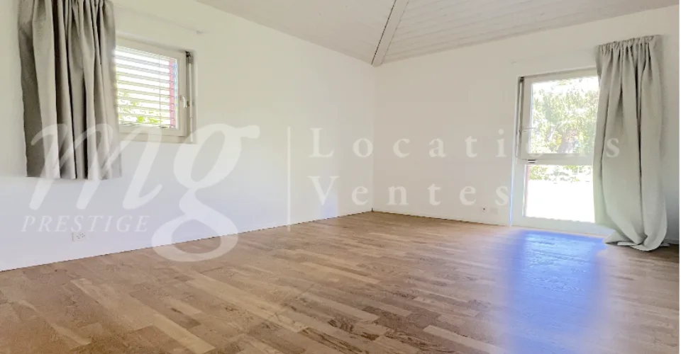 BELLA CASA INDIVIDUALE DI 250 m2 - INCANTEVOLE GIARDINO RECINTATO E ALBERATO - CALMO E 1100 m2