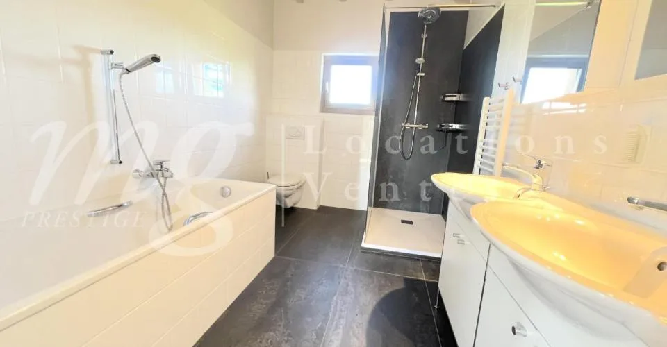 BELLA CASA INDIVIDUALE DI 250 m2 - INCANTEVOLE GIARDINO RECINTATO E ALBERATO - CALMO E 1100 m2