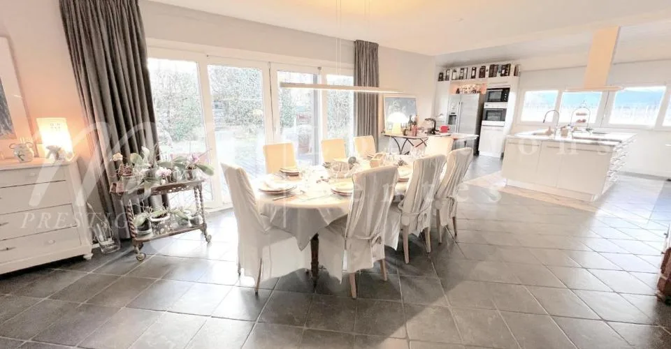 BELLA CASA INDIVIDUALE DI 250 m2 - INCANTEVOLE GIARDINO RECINTATO E ALBERATO - CALMO E 1100 m2