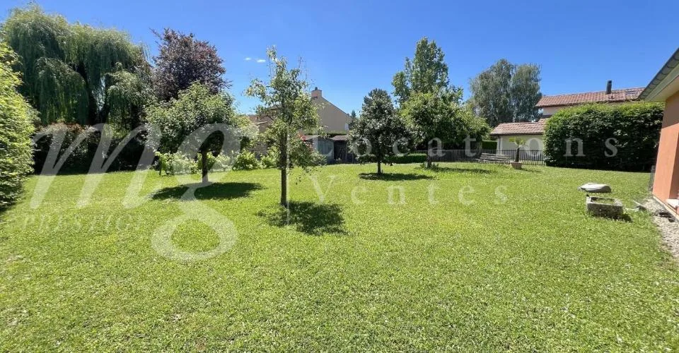 BELLA CASA INDIVIDUALE DI 250 m2 - INCANTEVOLE GIARDINO RECINTATO E ALBERATO - CALMO E 1100 m2