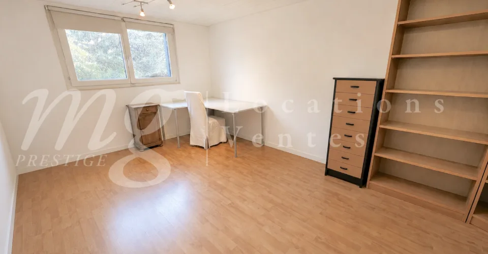 BELLA CASA INDIVIDUALE DI 250 m2 - INCANTEVOLE GIARDINO RECINTATO E ALBERATO - CALMO E 1100 m2
