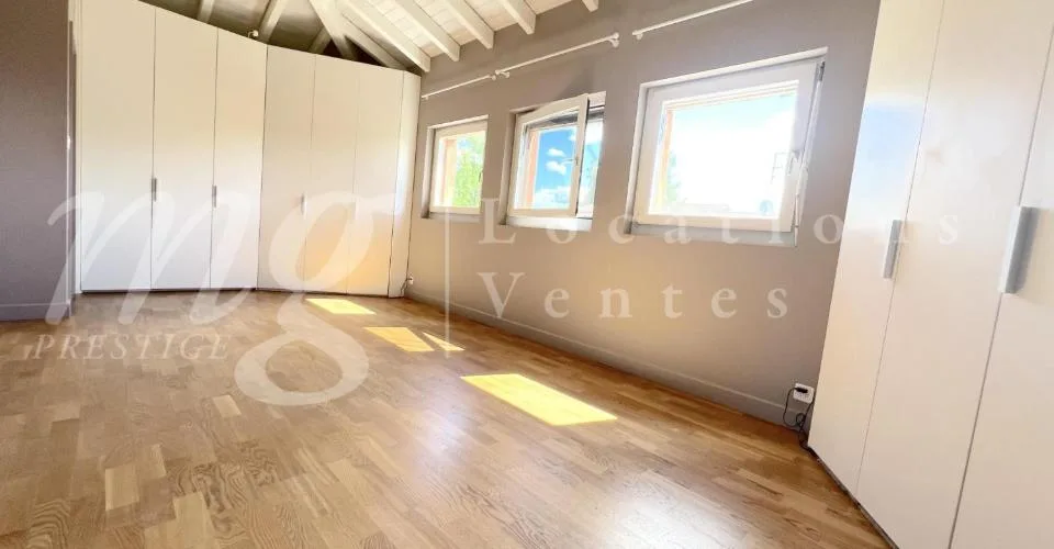 BELLA CASA INDIVIDUALE DI 250 m2 - INCANTEVOLE GIARDINO RECINTATO E ALBERATO - CALMO E 1100 m2