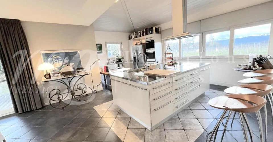 BELLA CASA INDIVIDUALE DI 250 m2 - INCANTEVOLE GIARDINO RECINTATO E ALBERATO - CALMO E 1100 m2