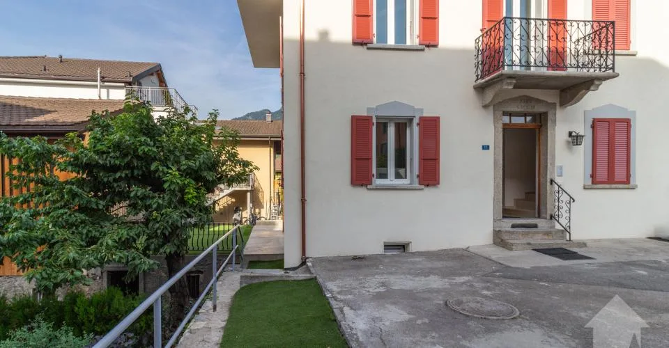 Bâtiment de trois appartements entièrement rénové avec goût – foto 2 di 13