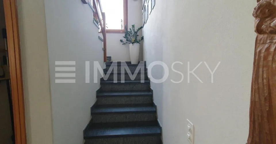 Casa indipendente con panorama montano e spazi allaperto – foto 4 di 10