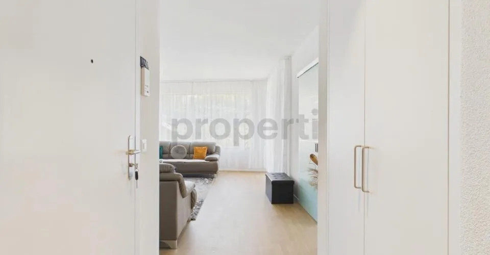 Standard di proprietà con finestre panoramiche: Spazioso 74 m², posto auto sotterraneo incluso e balcone soleggiato