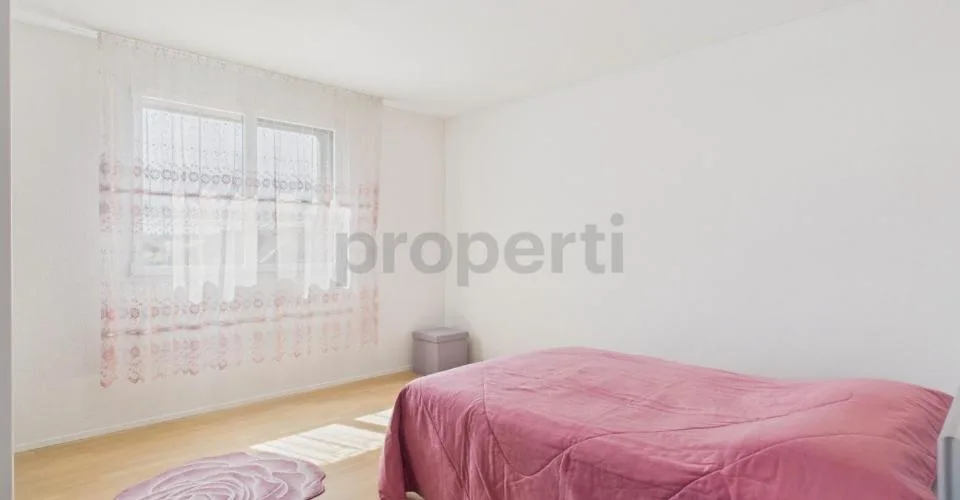 Standard di proprietà con finestre panoramiche: Spazioso 74 m², posto auto sotterraneo incluso e balcone soleggiato