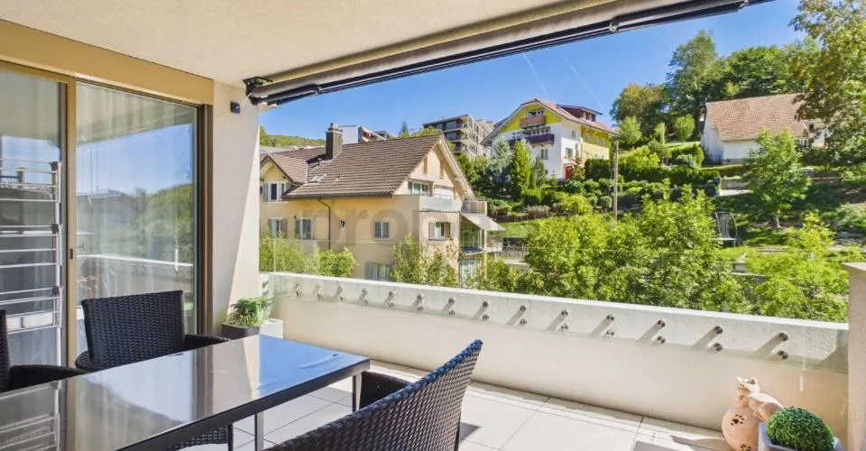 Standard di proprietà con finestre panoramiche: Spazioso 74 m², posto auto sotterraneo incluso e balcone soleggiato