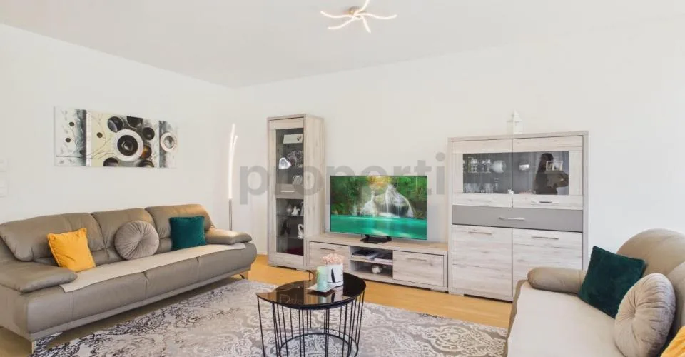 Standard di proprietà con finestre panoramiche: Spazioso 74 m², posto auto sotterraneo incluso e balcone soleggiato