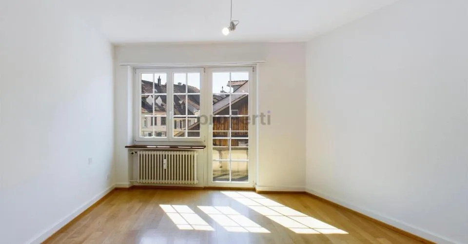 Moderne Küche, Balkon und gemeinsame Dachterrasse
