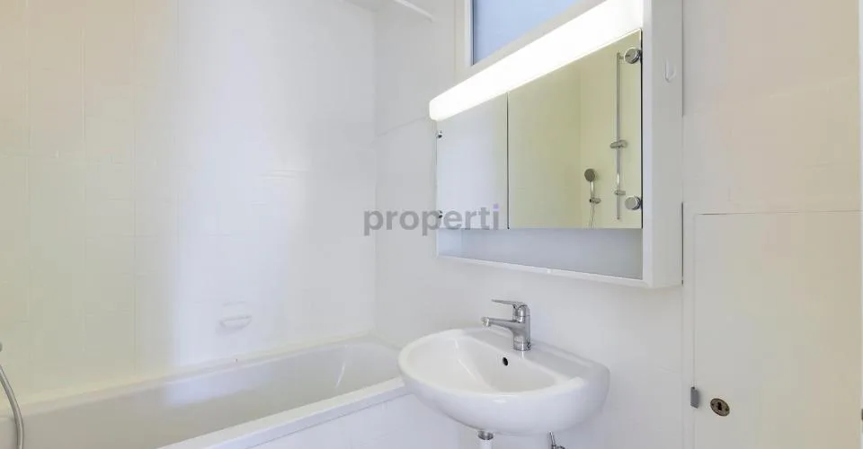 Moderne Küche, Balkon und gemeinsame Dachterrasse