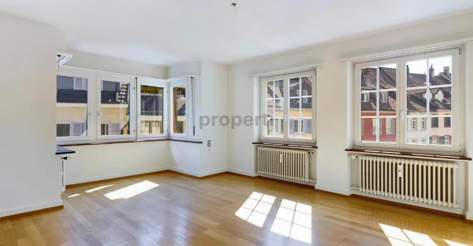 Moderne Küche, Balkon und gemeinsame Dachterrasse