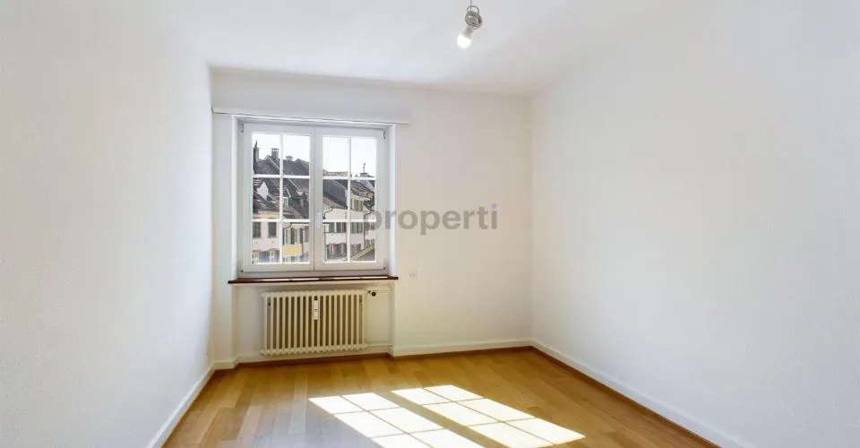 Moderne Küche, Balkon und gemeinsame Dachterrasse