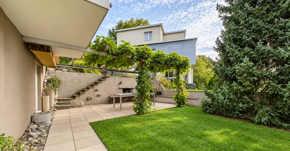 Traumhafter Garten mit Pergola und Fernsicht, Garage und Aussenparkplatz