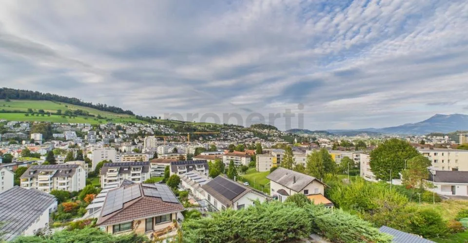 Traumhafter Garten mit Pergola und Fernsicht, Garage und Aussenparkplatz