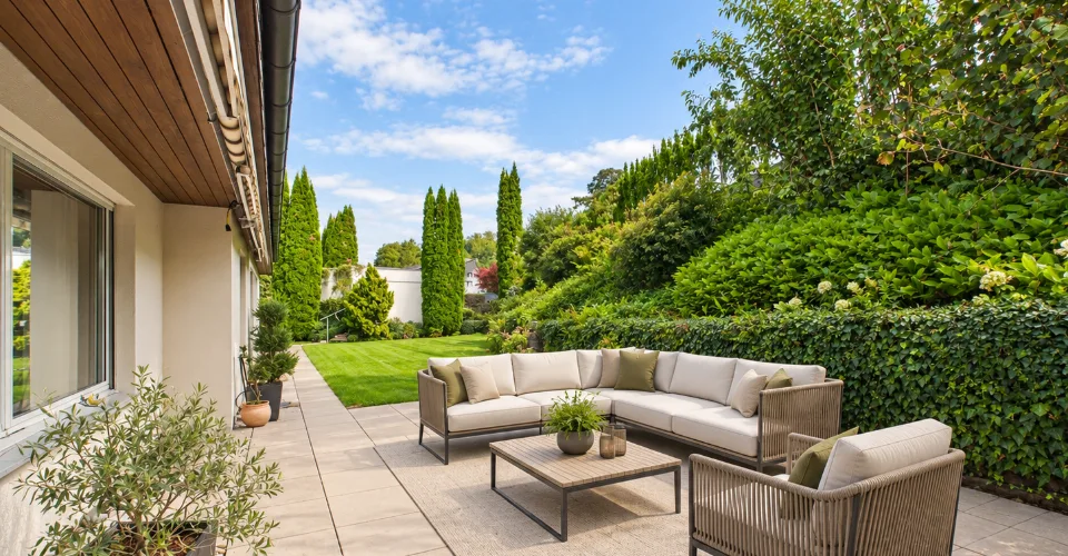 Traumhafter Garten mit Pergola und Fernsicht, Garage und Aussenparkplatz