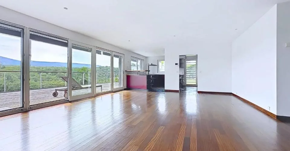 Großzügige 7.5 Zimmer in einer kleinen Wohnanlage mit Pool – Foto 7 von 11