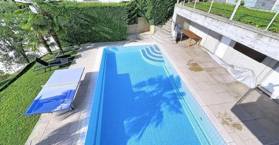 Großzügige 7.5 Zimmer in einer kleinen Wohnanlage mit Pool – Foto 3 von 11