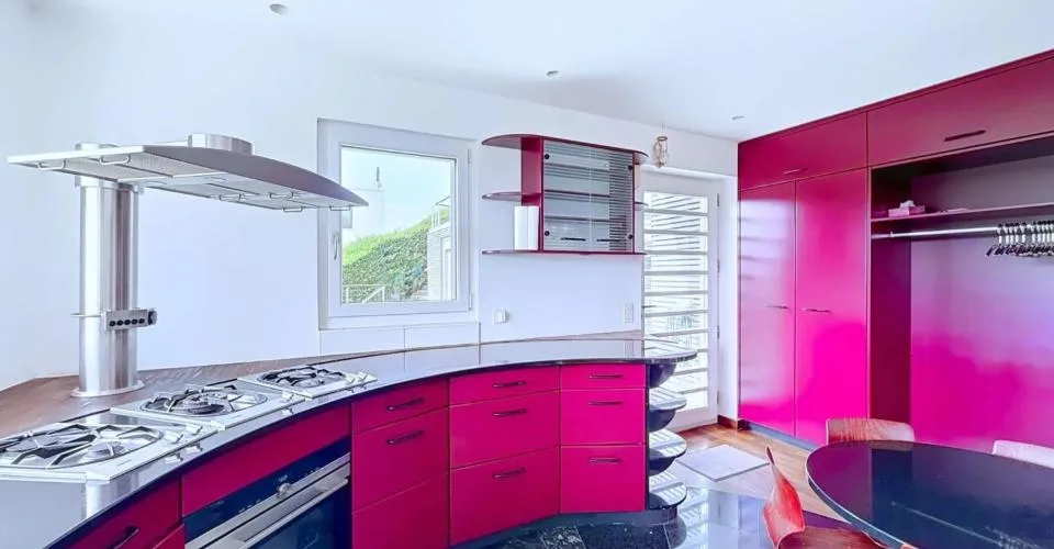 Großzügige 7.5 Zimmer in einer kleinen Wohnanlage mit Pool – Foto 5 von 11